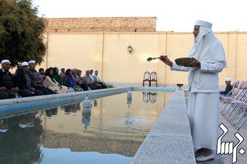 برداشتن آب در مراسم دینی، به منظور تهیۀ آبزور، توسط موبد زردشتی