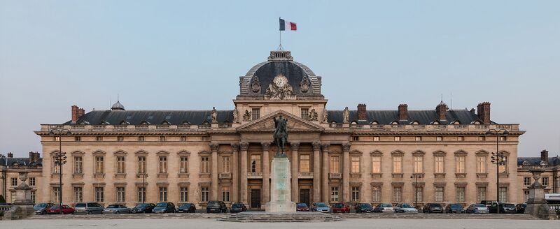 پرونده:Central building of Ecole Militaire at dusk, Paris 7e 20140607 1.jpg