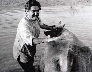 عزت‌الله انتظامی در یکی از صحنه‌های آغازین فیلم