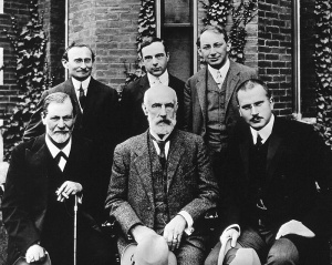 G.Hall Freud Jung in front of Clark 1909.jpg