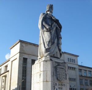 مجسمه پادشاه دنیس اول در محوطه دانشگاه کویمبرا.jpg