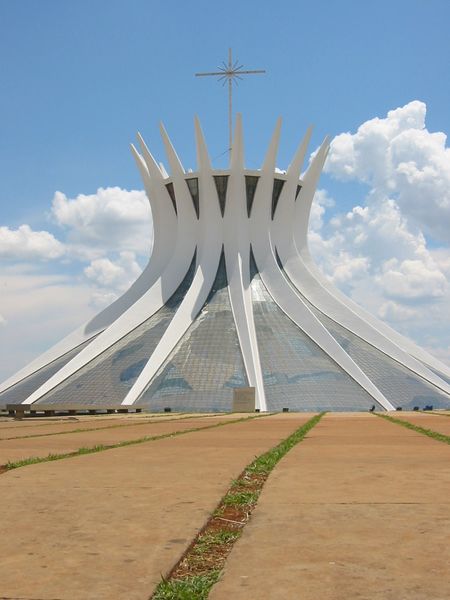 پرونده:Cathedral Brasilia Niemeyer.jpg