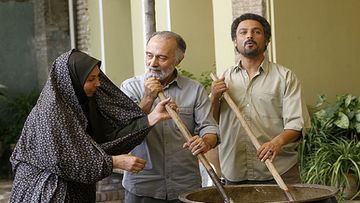 حسین یاری، پرویز پورحسینی و پروانه معصومی در سکانسی از سریال
