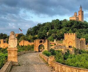 قلعه قرون وسطايي تساراوتس.jpg