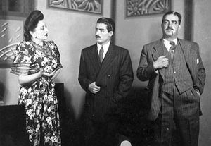 حسین خیرخواه (سمت راست تصویر) در نمایشی از عبدالحسین نوشین در کنار مصطفی اسکویی و لرتا