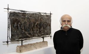 سعید شهلاپور در کنار یکی از آثارش