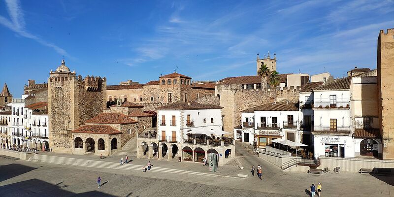 پرونده:Parte antigua de Cáceres, Extremadura, España.jpg