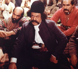 محمدعلی کشاورز در صحنه‌ای از سریال هزاردستان
