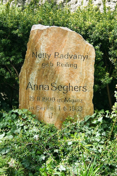 پرونده:Grave of Anna Seghers in Berlin.jpg
