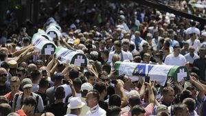 مراسم خاکسپاری تعدادی از قربانیان نسل‌کشی سربرنیتسا