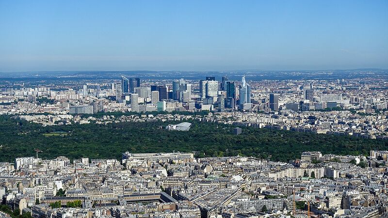 پرونده:La Défense and Bois de Boulogne from the Eiffel Tower, 11 June 2017 001.jpg