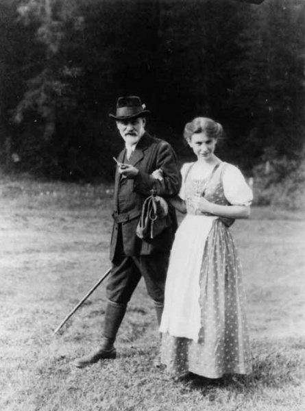 پرونده:زیگموند فروید و دخترش.jpg