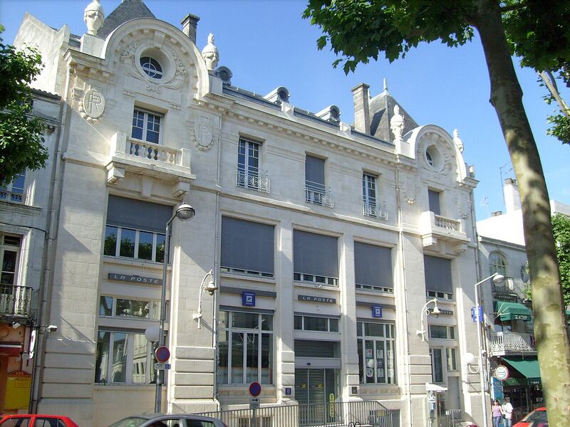 پرونده:Hôtel des Postes de Saintes.jpg