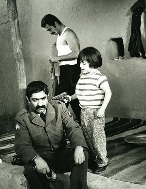 عزت‌الله انتظامی و سعید راد در صحنه‌ای از فیلم