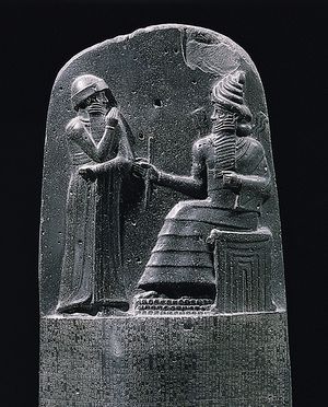 مردوخ یا شمش (نشسته بر تخت) در حال اعطای نشان پادشاهی به حمورابی