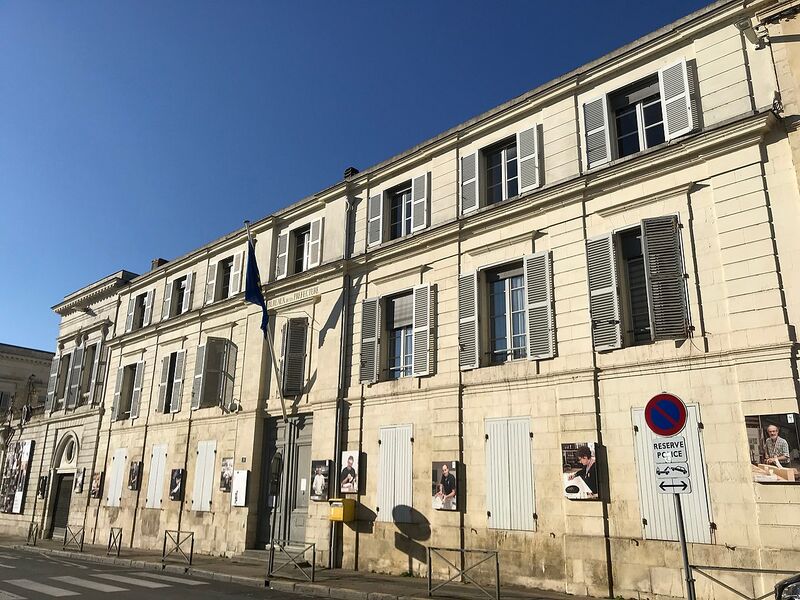 پرونده:1280px-Hôtel Lanusse, préfecture (La Rochelle).jpg