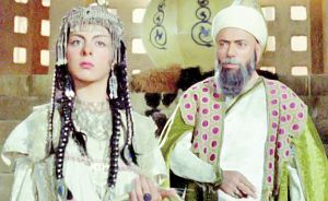 علی نصیریان و افسانه بایگان در صحنه‌ای از سریال