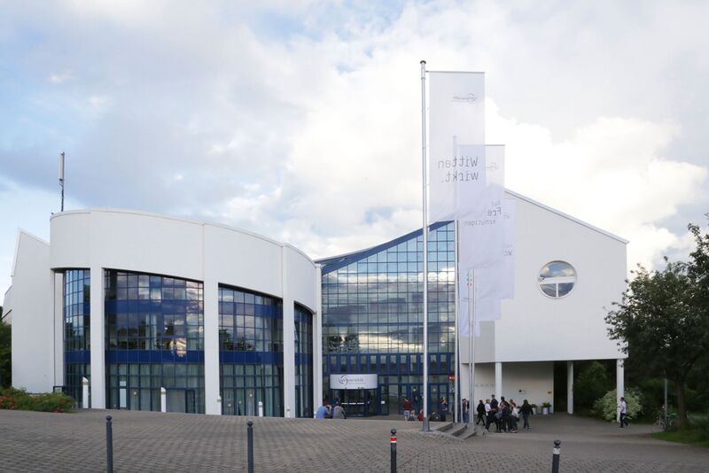 پرونده:Uwh campus sommer .jpg