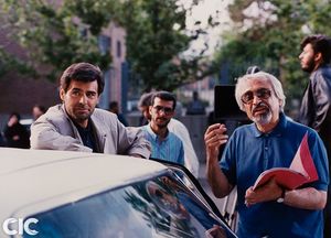 بهرام ری‌پور (جلوی تصویر- سمت راست) و جمشید هاشم‌پور در پشت صحنۀ فیلم فاتح